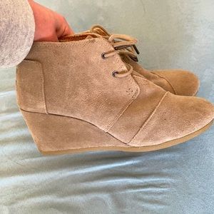 Women’s Tom’s taupe wedges 9